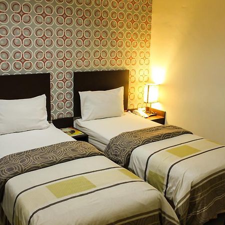 Vindhika Hotel Makassar Bagian luar foto