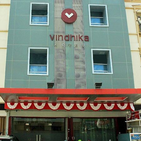 Vindhika Hotel Makassar Bagian luar foto