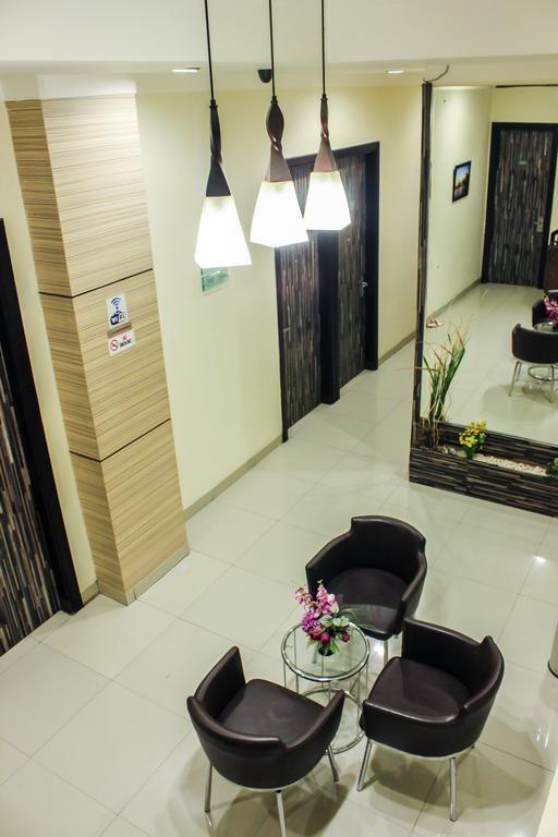 Vindhika Hotel Makassar Bagian luar foto