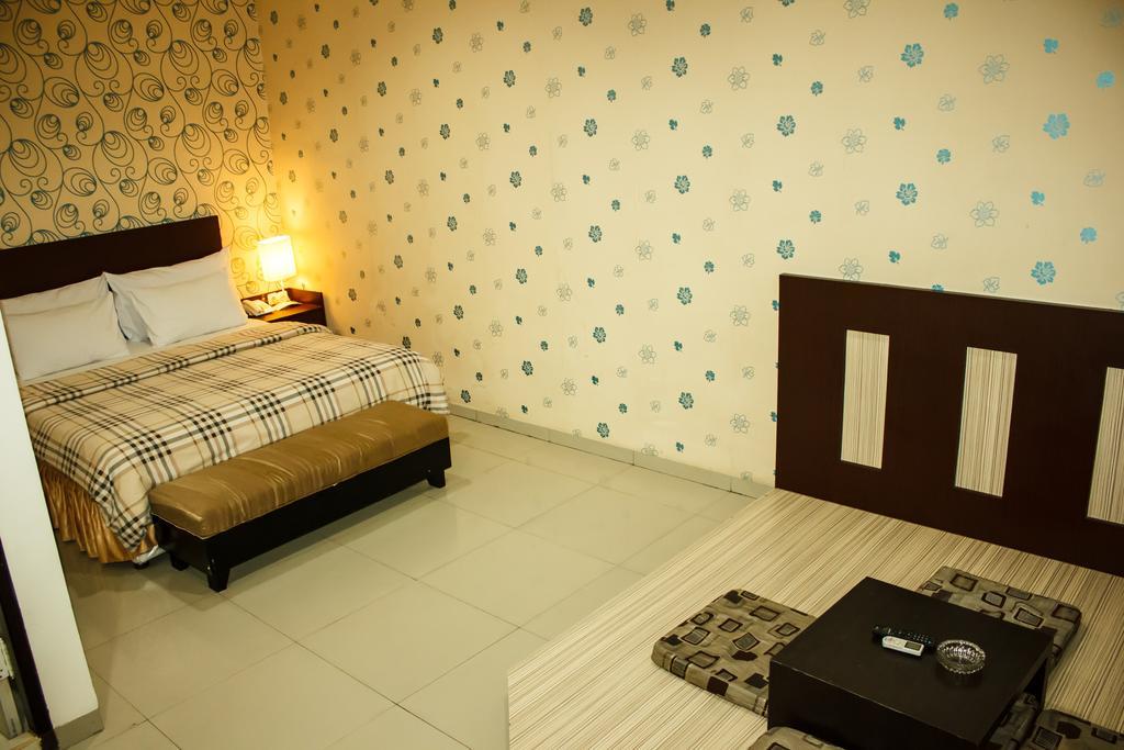 Vindhika Hotel Makassar Bagian luar foto