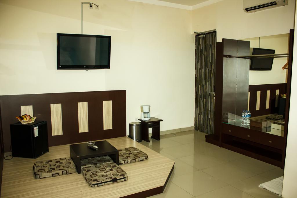 Vindhika Hotel Makassar Bagian luar foto