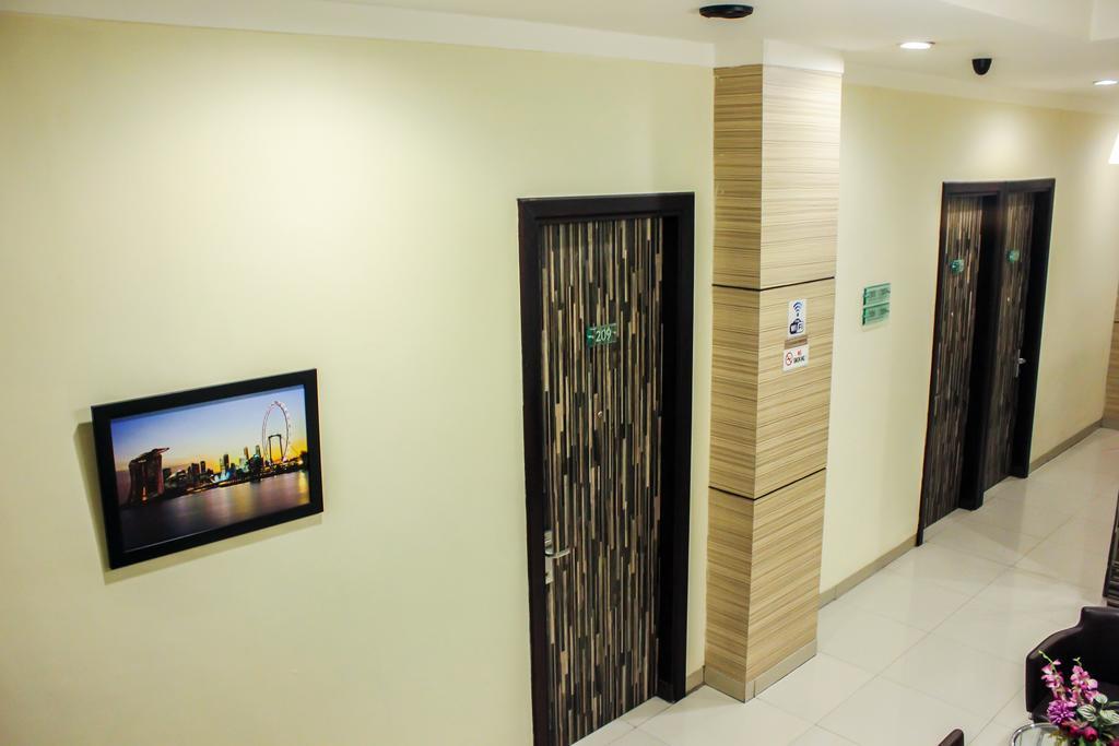 Vindhika Hotel Makassar Bagian luar foto