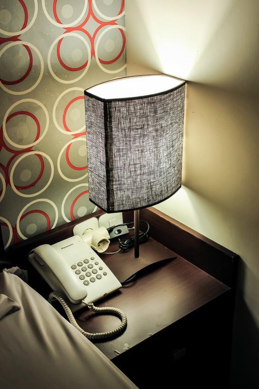 Vindhika Hotel Makassar Bagian luar foto