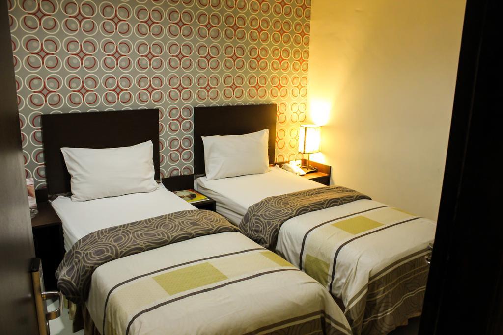 Vindhika Hotel Makassar Bagian luar foto