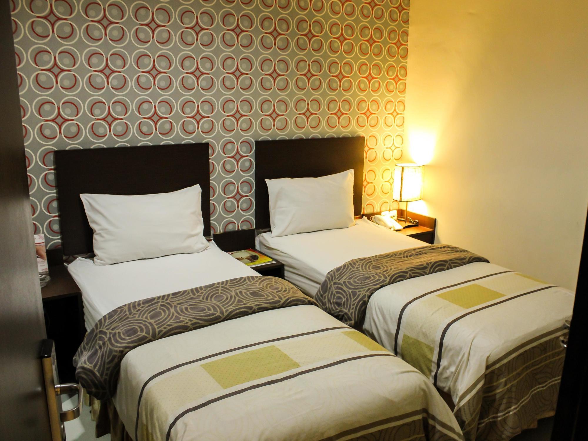Vindhika Hotel Makassar Bagian luar foto
