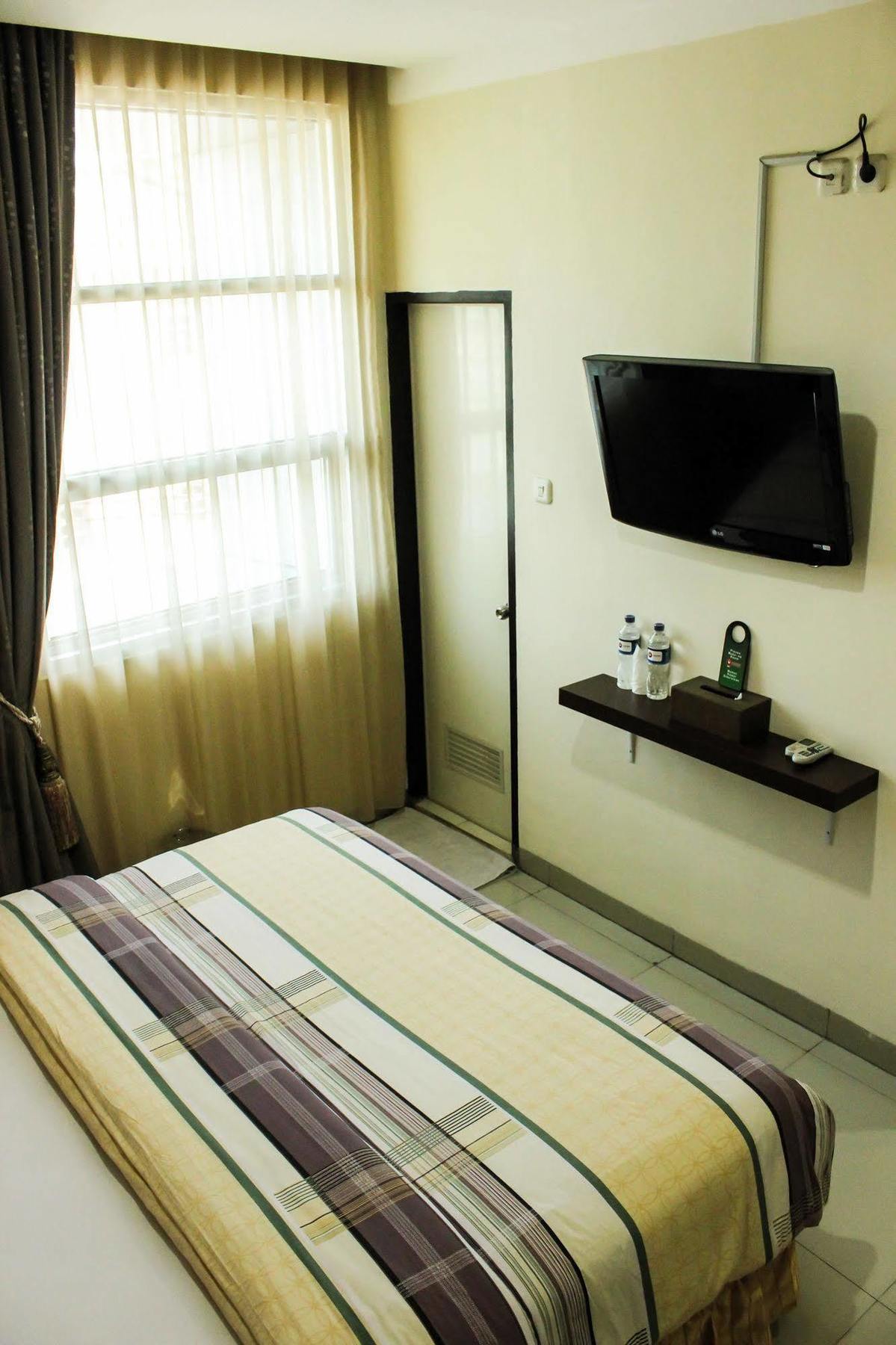 Vindhika Hotel Makassar Bagian luar foto