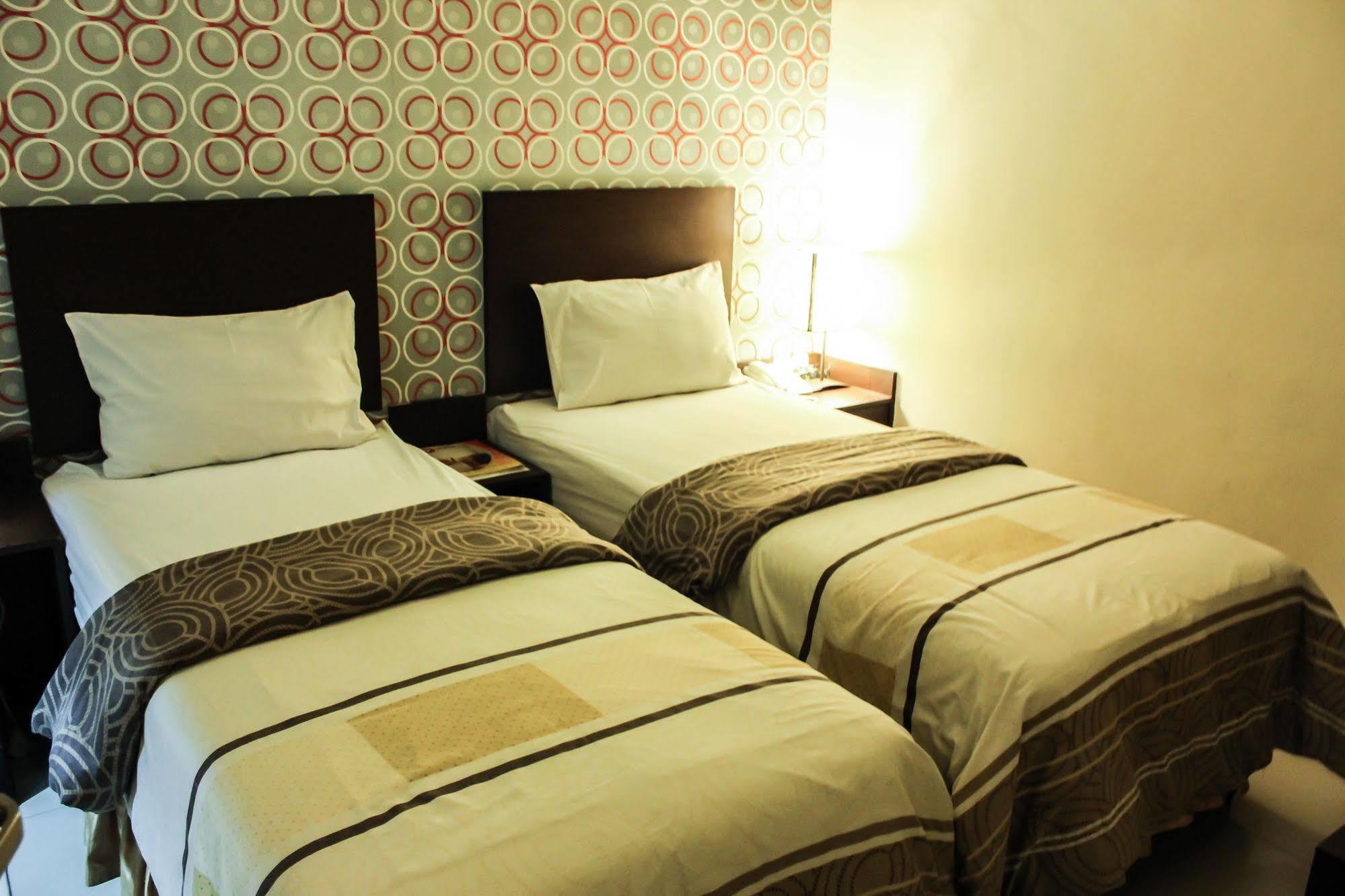 Vindhika Hotel Makassar Bagian luar foto