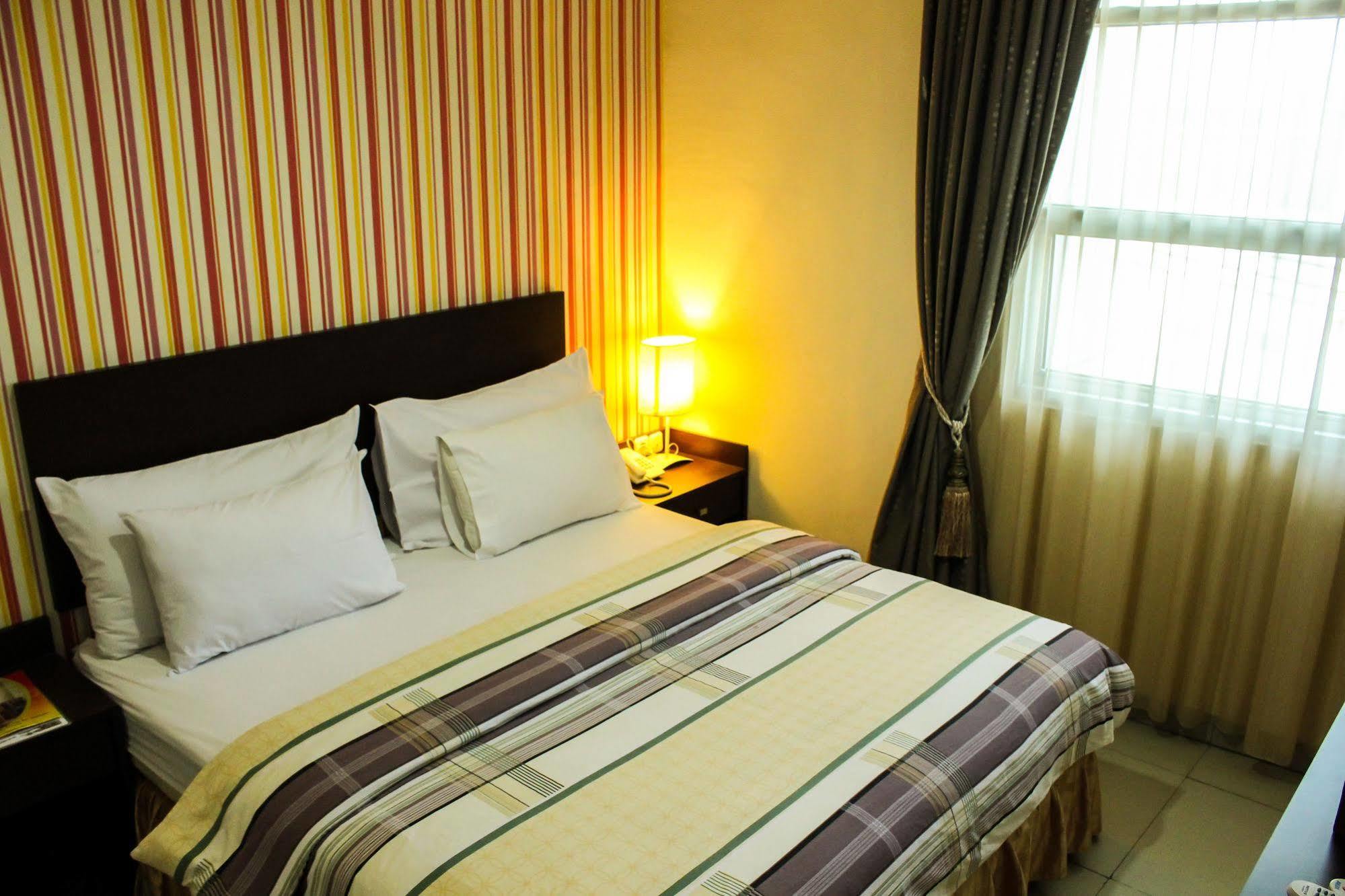 Vindhika Hotel Makassar Bagian luar foto
