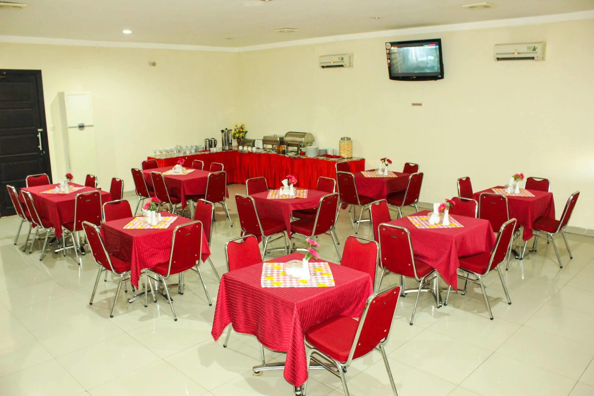 Vindhika Hotel Makassar Bagian luar foto